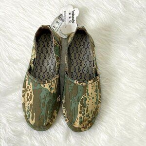 Indosoles Womens size 8 Pantai Canvas Slip On Shoes Green Beige Tire Tread Soles